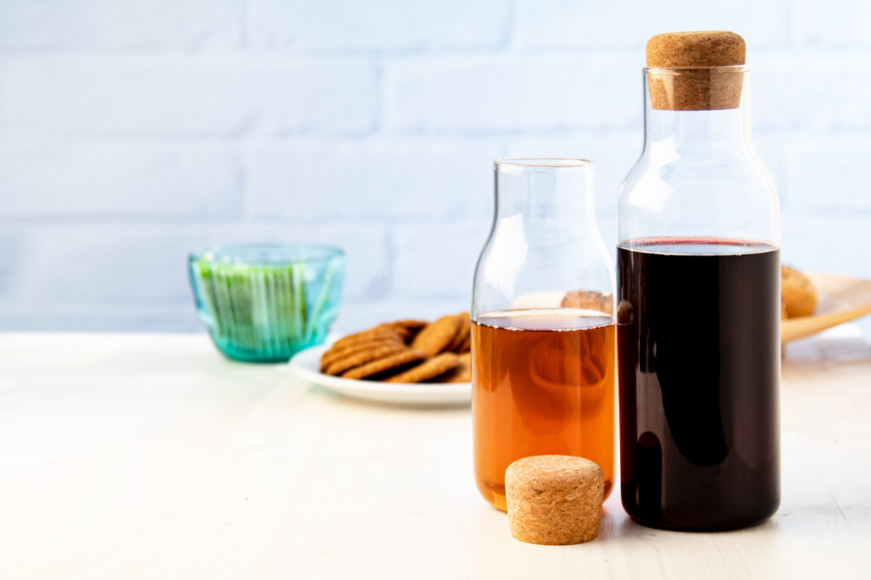 Wasserkaraffe Molokai 600 ml – Borosilikatglas mit Korkdeckel, bedruckbar